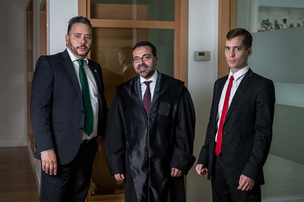 El letrado Juan José Zanca junto a sus colaboradores, Armando Reinoso y Pablo Gea.
